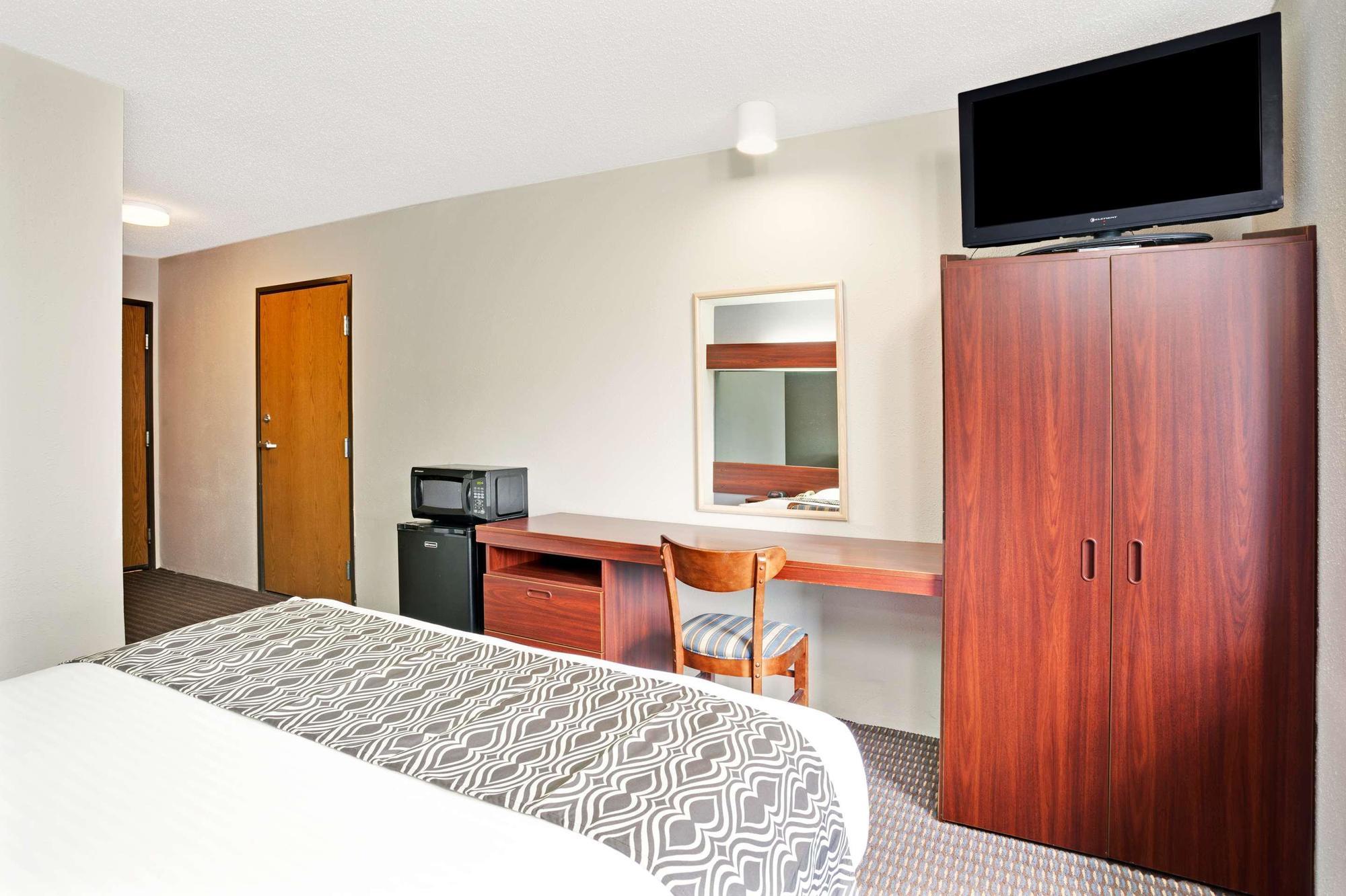 Microtel Inn & Suites By Wyndham Detroit Roseville Bagian luar foto